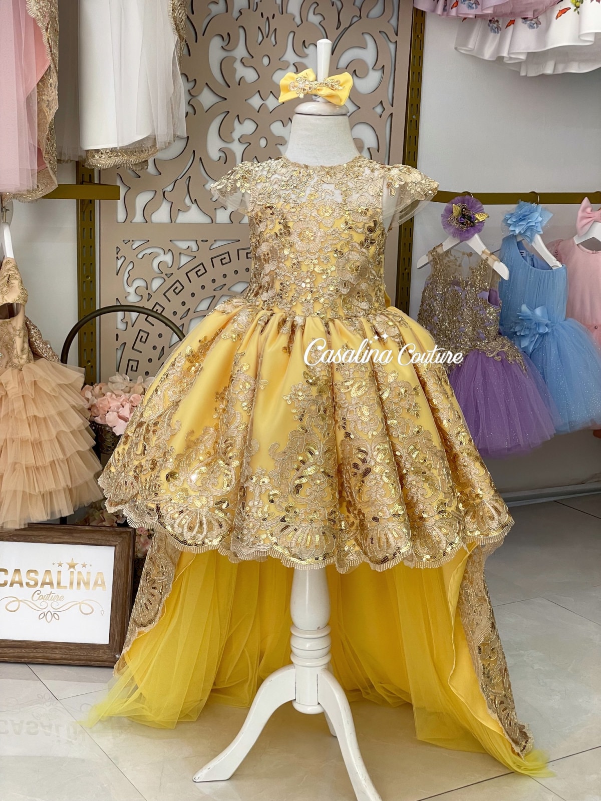 Vestido Janessa Amarillo. Vestido de princesa amarillo de cola