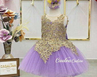 Candice Dress lavanda, vestito per bambina color lavanda, vestito per bambina color lavanda in pizzo dorato, vestito per bambina color lavanda scintillante, vestito soffice per bambina