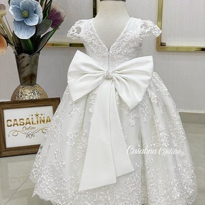 Vestido Margaret. Vestido de daminha de honra com detalhes em renda branca, Saia longa com laço grande, Vestido de menina para festa de aniversário, Vestido de princesa com renda branca.