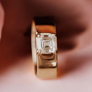 エメラルドカット モアッサナイト ワイドバンドリング：スターリングシルバー ミニマリストデザイン