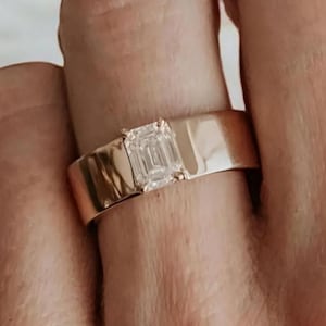 エメラルドカットのモアッサナイトワイドバンドリング：大胆なスターリングシルバーのソリティア