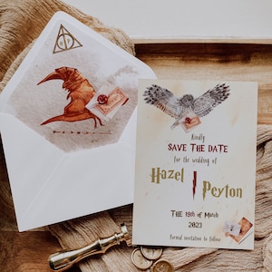 Peut inclure: Carte de sauvegarde de la date avec une illustration aquarelle d'un hibou portant une lettre. La carte est décorée de lettres dorées et d'un éclair rouge et or. Le texte sur la carte indique "Veuillez sauvegarder la date pour le mariage de Hazel Peyton Le 19 mars 2023 Invitation formelle à suivre."