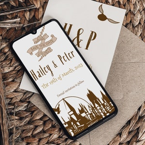 Pode incluir: A tela de um smartphone exibindo um anúncio de salvar a data para um casamento. O anúncio apresenta uma faixa marrom e branca com o texto "Kindly Save The Date for the wedding of Hailey & Peter The 19th of March, 2023 Formal invitation to follow". A imagem de fundo é uma silhueta do castelo de Hogwarts.