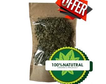Op de afbeelding: Een bruine papieren zak met een doorzichtig plastic venster, met gedroogde groene kruiden. De zak heeft een groen-gele sticker met de tekst "100% NATUTRAL ORGANIC PRODUCT". Een rood-witte sticker met de tekst "Best OFFER" bevindt zich in de rechterbovenhoek van de afbeelding.