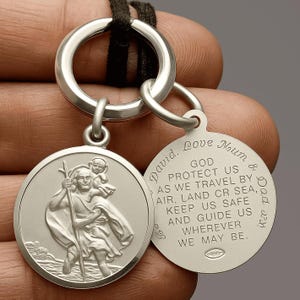Llavero con letra / Llavero personalizado de San Cristóbal de 24 mm de plata / Llavero de plata 925 con grabado personalizado - Regalo de joyería personalizado hecho a mano
