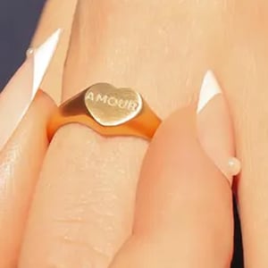 Anillo de sello de corazón Amour, acero inoxidable PVD con oro de 18 quilates, impermeable, hipoalergénico, no se deslustra, anillo de amor, regalo para ella, anillo sentimental