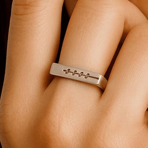 Joyería de lavanda, anillo fino de oro, anillo minimalista de oro lavanda, anillo de flor de nacimiento, joyería de planta, anillo de sello de flor, anillo de sello de lavanda