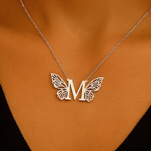 Colgante con inicial de mariposa personalizado / Diseño de mariposa / Regalo atemporal para mujer / Joyería elegante / Plata de ley 925 maciza / Hecho a mano