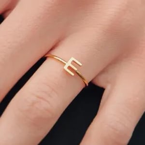 Anillo apilable con inicial de oro (a-m), anillos minimalistas para mujer, anillos apilables, anillos de acero inoxidable con PVD en oro de 18 quilates, hechos a medida.