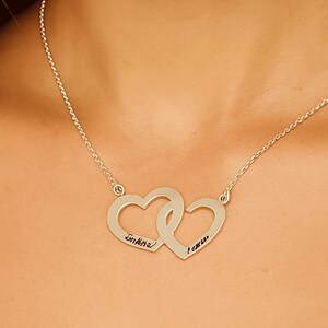 Colgante de plata de ley 925 con corazones de plata personalizados para San Valentín, 2 corazones de amor horizontales grabados con nombres o fechas, regalo para ella