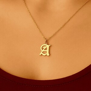 14K Solid Gold Old English Inital Anhänger - Muttertagsgeschenk - GOLD personalisierter Buchstabenanhänger - Namensanhänger - Goldschmuck | Minimalistisch
