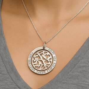 Árbol de la vida familiar personalizado en oro blanco de 9 quilates con nombre de la madre o de la familia en filigrana. Regalo especial para mamá. Plata de ley 925.