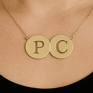 Colgante de doble disco con iniciales personalizadas de plata. Ideal para 2 iniciales. Regalo para mujer, novia, adolescente, hija, cumpleaños número 16 o 18.