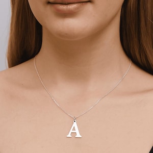 Colgante de plata de ley con inicial en mayúscula Bookman o con cadena opcional: colgante con letra para el cumpleaños de una amiga, hija o mamá.