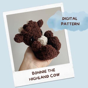 Puede incluir: Un patrón de crochet para un amigurumi de vaca Highland marrón y blanco. El patrón se llama "Bonnie the Highland Cow" y está disponible para descargar digitalmente.