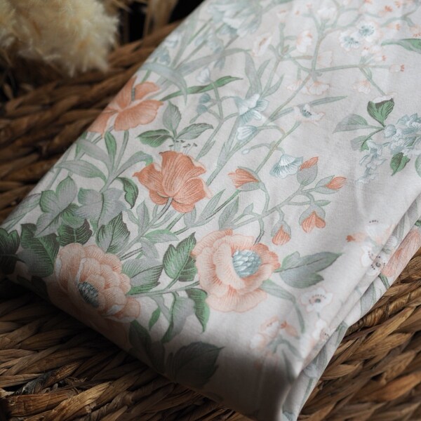 Coupon de tissu vintage en coton moyen fleuri fond gris clair