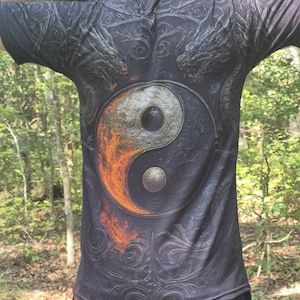 Camiseta con el símbolo chino Yin Yang / Arte de la filosofía de la dualidad