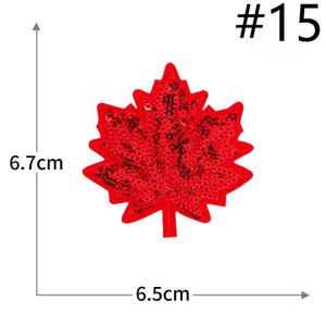 Pu&ograve; includere: Una toppa a forma di foglia d'acero rossa ricoperta di piccole paillettes lucide. L'immagine &egrave; contrassegnata con #15 e presenta linee di misurazione che indicano un'altezza di 6,7 cm e una larghezza di 6,5 cm. Il design &egrave; una classica foglia.