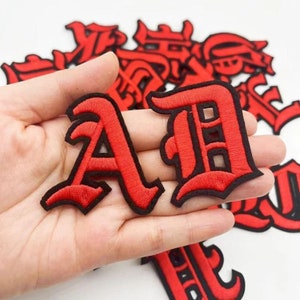 2,0 polegadas novos remendos bordados do alfabeto de letras vermelhas, remendos de apliques de ferro para bolsas de roupas, nome faça você mesmo