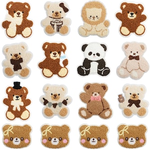Op de afbeelding: Een verzameling van zestien pluche teddybeerpatches in verschillende kleuren en ontwerpen. De beren hebben verschillende accessoires, waaronder strikken, hoeden en een panda. De patches zijn ideaal voor het versieren van kleding of accessoires.