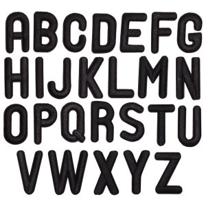 Peut inclure: Lettres de l'alphabet en feutre noir, de A à Z, en majuscules. Chaque lettre est découpée individuellement et présente une surface légèrement surélevée et texturée.