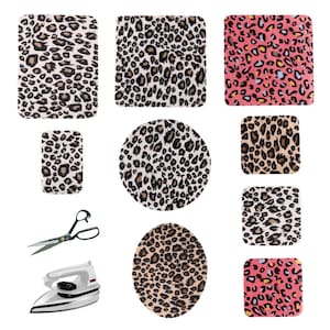 Peut inclure: Assortiment de patchs thermocollants à motif léopard dans différentes couleurs et formes, y compris des cercles, des carrés et des rectangles. Les patchs sont présentés sur un fond blanc avec un fer à repasser et des ciseaux.
