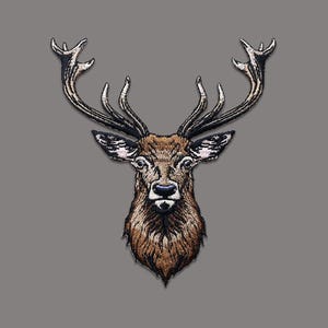 Puede incluir: Parche bordado con la cabeza de un ciervo detallada y grandes astas. El parche muestra tonos marrones, negros y blancos, con intrincadas puntadas que resaltan las características del ciervo. Para ropa o accesorios.