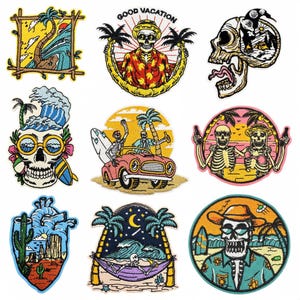 Op de afbeelding: Negen geborduurde strijkpatches met een schedelmotief en verschillende zomerthema's. De patches bevatten een schedel in een hangmat, een schedel die een auto bestuurt, een schedel met een surfboard, een schedel met een cocktail en een schedel met een tropisch drankje. De patches zijn allemaal kleurrijk en hebben een cartoonachtige stijl.