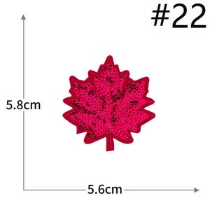 Pu&ograve; includere: Una toppa a forma di foglia d'acero con paillettes rosse etichettata #22. La toppa misura 5,8 cm in altezza e 5,6 cm in larghezza. Il design presenta un bordo ricamato dettagliato e una fitta copertura di piccole paillettes rosse riflettenti.