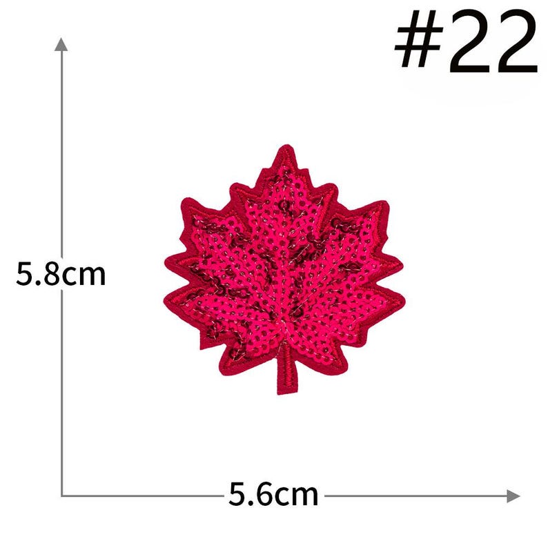 Pu&ograve; includere: Una toppa a forma di foglia d'acero con paillettes rosse etichettata #22. La toppa misura 5,8 cm in altezza e 5,6 cm in larghezza. Il design presenta un bordo ricamato dettagliato e una fitta copertura di piccole paillettes rosse riflettenti.
