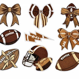 Peut inclure: Collection d'écussons sur le thème du football, marron et beige. Les écussons comprennent des ballons de football, des nœuds, un casque et un motif en forme d'éclair. Les écussons sont brodés avec des coutures blanches sur fond blanc.