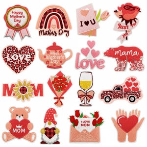 Peut inclure: Un ensemble de 15 patchs thermocollants avec différents motifs sur le thème de la fête des mères. Les patchs sont roses, rouges et blancs avec des détails brodés. Parmi les motifs, on trouve un cœur avec le mot "love", une théière avec les mots "Happy Mother's Day", un arc-en-ciel avec les mots "Mother's Day", un ours avec le mot "mama" et un camion transportant des cœurs.