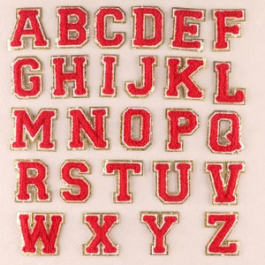 Peut inclure: Un ensemble de 26 lettres de l'alphabet en feutre rouge avec des bordures dorées. Chaque lettre est découpée individuellement et a un dos blanc.