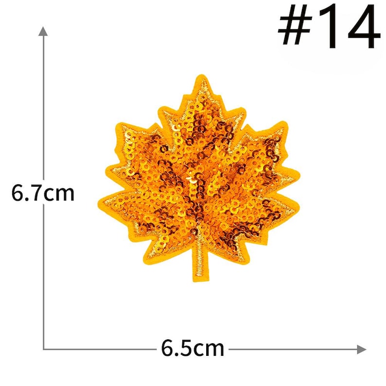 Pu&ograve; includere: Una toppa a forma di foglia d'acero etichettata #14, ricoperta di paillettes arancioni scintillanti con un bordo ricamato giallo. La toppa misura 6,7 cm in altezza e 6,5 cm in larghezza, come indicato dalle linee di misura e dal testo.