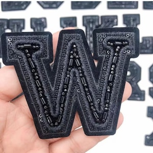 Parche bordado con cuentas y letras negras de 2,6 pulgadas para coser, apliques de insignias del alfabeto DIY para ropa, bolsos y accesorios.