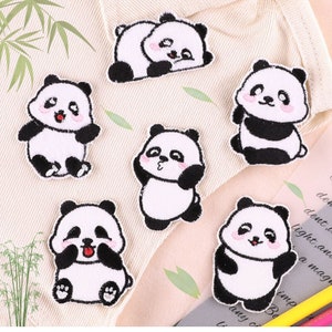 Op de afbeelding: Zes geborduurde pandabeer-patches in zwart en wit. De panda's staan in verschillende poses, waaronder zittend, liggend en staand. De patches zijn perfect om een ​​toets van whimsy toe te voegen aan kleding, tassen of andere accessoires.