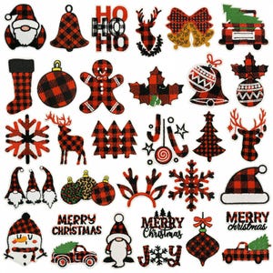 Könnte beinhalten: Eine Sammlung von Weihnachtspatches in rot-schwarzem Büffel-Karo. Designs umfassen einen Weihnachtsmann, eine Glocke, Rentiere, einen Lebkuchenmann, einen Schneeflocke, einen Weihnachtsbaum und die Worte "Merry Christmas".
