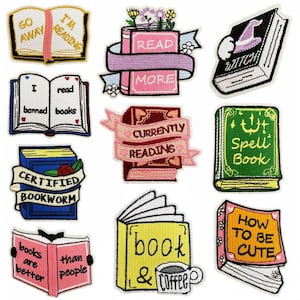 Op de afbeelding: Een verzameling kleurrijke geborduurde patches met boeken met verschillende ontwerpen en tekst. Sommige patches bevatten zinnen als "Go Away I'm Reading", "Read More" en "Spell Book". Andere patches hebben een heksenhoed, bloemen en een koffiekopje.