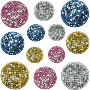 Op de afbeelding: Twaalf ronde, glitter-bedekte discobal-patches in verschillende kleuren, waaronder zilver, goud, blauw, roze en een combinatie van roze en zilver.