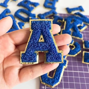 Blauer Buchstaben Glitter Chenille Gestickter Aufnäher, Buchstaben Applikation DIy Namensabzeichen Alphabet Patches für Kleidung Taschen Accessoires