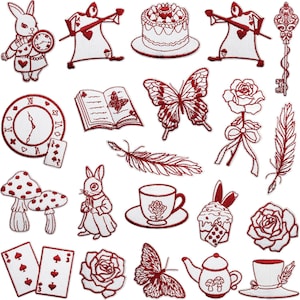 Könnte beinhalten: Eine Sammlung weiß-roter, gestickter Aufnäher mit Motiven aus Alice im Wunderland. Designs umfassen ein Kaninchen mit Uhr, Spielkarten, Kuchen, Schmetterling, Rose und Teekanne.
