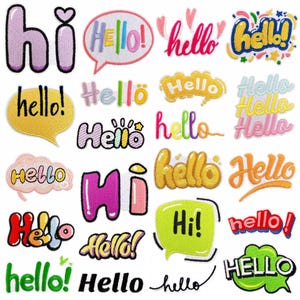 Op de afbeelding: Een verzameling kleurrijke geborduurde patches met de woorden "Hello" en "Hi" in verschillende lettertypen en stijlen. De patches bevatten bubbelletters, tekstballonnen en decoratieve elementen in tinten roze, geel, groen en blauw.