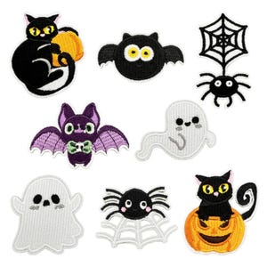 Op de afbeelding: Een verzameling Halloween-thema geborduurde patches. Bevat een zwarte kat met een pompoen, een vleermuis, een spin met een web, een spook en een pompoen. De patches zijn in zwart, oranje, paars en wit.