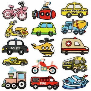 Può includere: Una collezione di toppe ricamate colorate raffiguranti vari veicoli. Include una bicicletta rosa, un sottomarino rosso, un taxi giallo, uno scooter giallo, un'auto verde, un camion betoniera blu, un'auto della polizia nera, un elicottero giallo, un'ambulanza, un camioncino giallo, una moto rossa, un autobus scolastico giallo, un treno, un camion dei pompieri rosso e una barca blu.