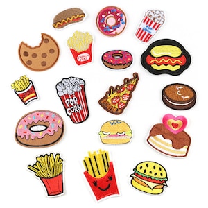Op de afbeelding: Een set van 15 kleurrijke geborduurde strijkpatches met verschillende voedingsmiddelen, waaronder donuts, pizza, frietjes, hamburgers, hotdogs, popcorn en koekjes.