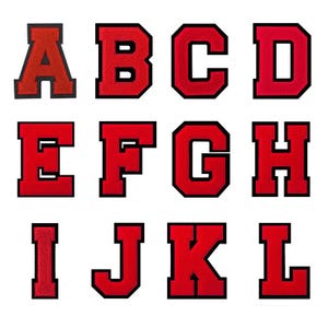 Op de afbeelding: Rode viltletters van het alfabet, van A tot en met L, met zwarte contouren. De letters zijn in een vet, bloklettertype.