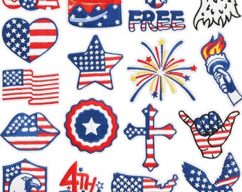 Può includere: Un set di 16 toppe da stirare con simboli americani patriottici, tra cui la bandiera americana, stelle, strisce, un'aquila, fuochi d'artificio, una croce, una torta e le parole "USA" e "FREE".