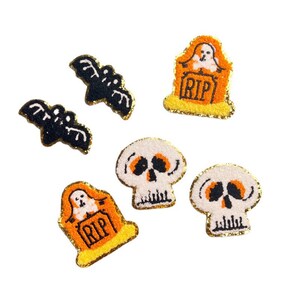 Peut inclure: Un ensemble de six patchs thermocollants sur le thème d'Halloween. Les patchs représentent un fantôme, un crâne, une pierre tombale avec l'inscription "RIP" et deux chauves-souris. Les patchs sont orange, noir et blanc.