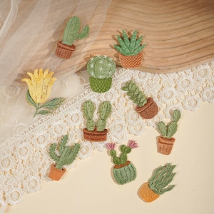 Pode incluir: Uma coleção de dez emblemas de tecido bordados com vários cactos e suculentas verdes em vasos castanhos, juntamente com um emblema de flor amarela. Os designs incluem formas de plantas redondas, altas e espinhosas com costuras detalhadas.