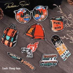 Camping Happy Camper opstrijkpatch, badge campingpictogram, decoratieve camperpatch, doe-het-zelf geborduurde appliqué, cadeau campingliefhebber